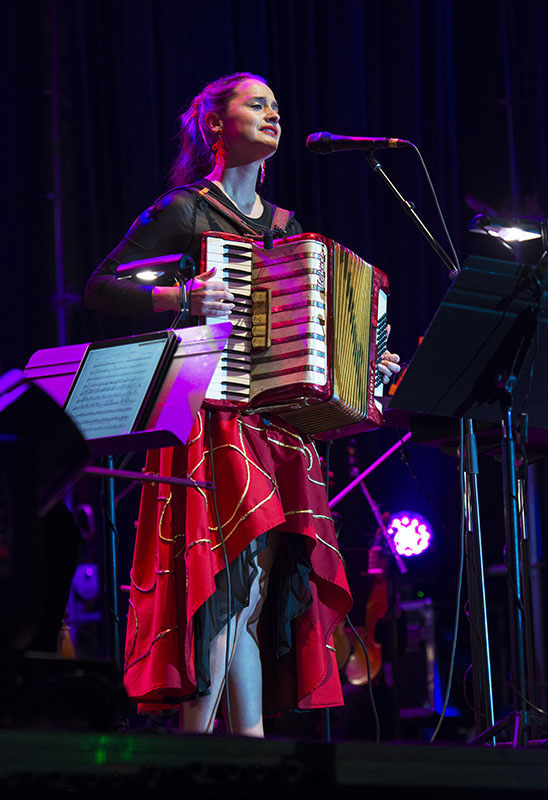 Vestuario Escénico para Cantautora Porteña Pascuala Ilabaca