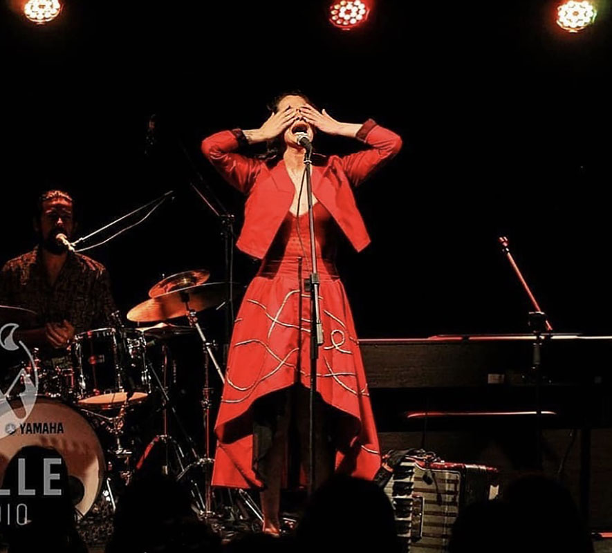 Vestuario Escénico para Cantautora Porteña Pascuala Ilabaca