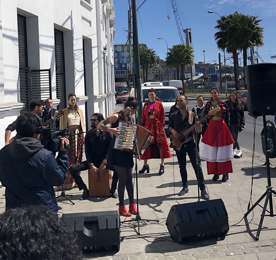 Vestuario Escénico para Cantautora Porteña Pascuala Ilabaca