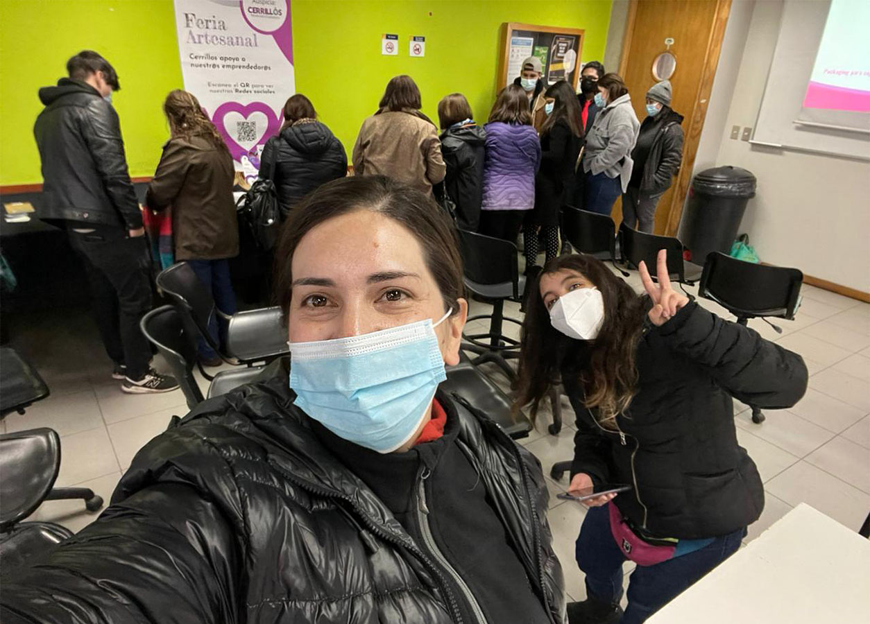 Identidad “Agrupación Manos Creadoras” Municipalidad de Cerrillos