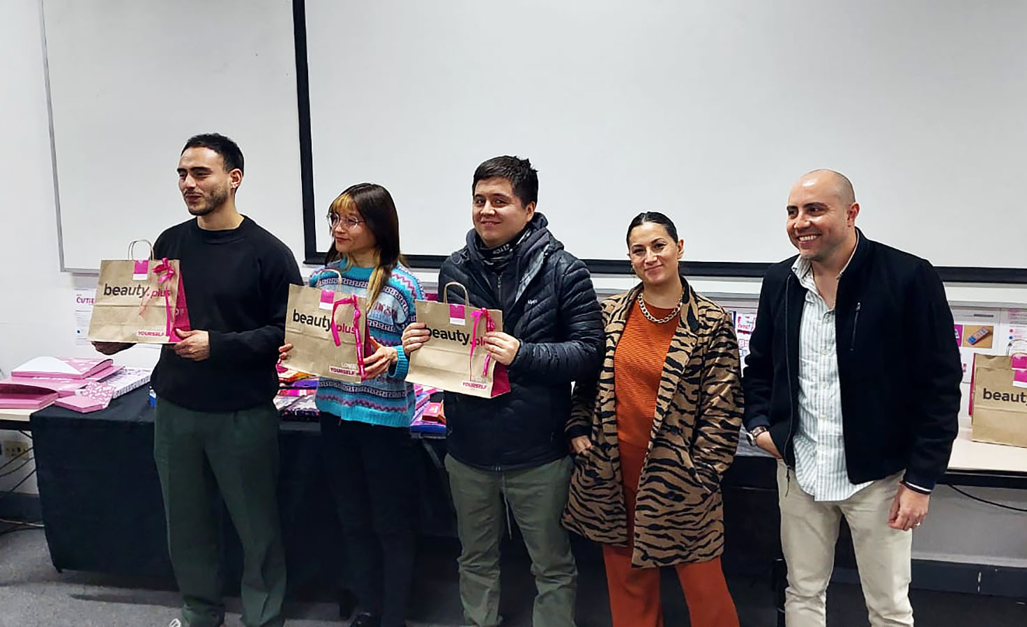 Imagen Corporativa + Packaging para beauty.plus