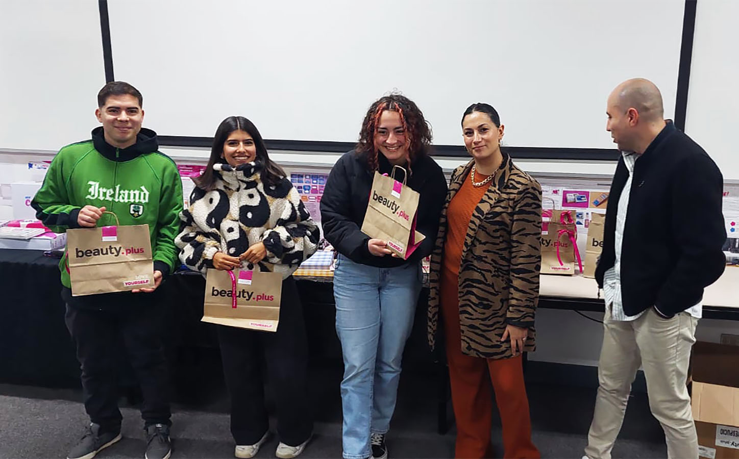 Imagen Corporativa + Packaging para beauty.plus