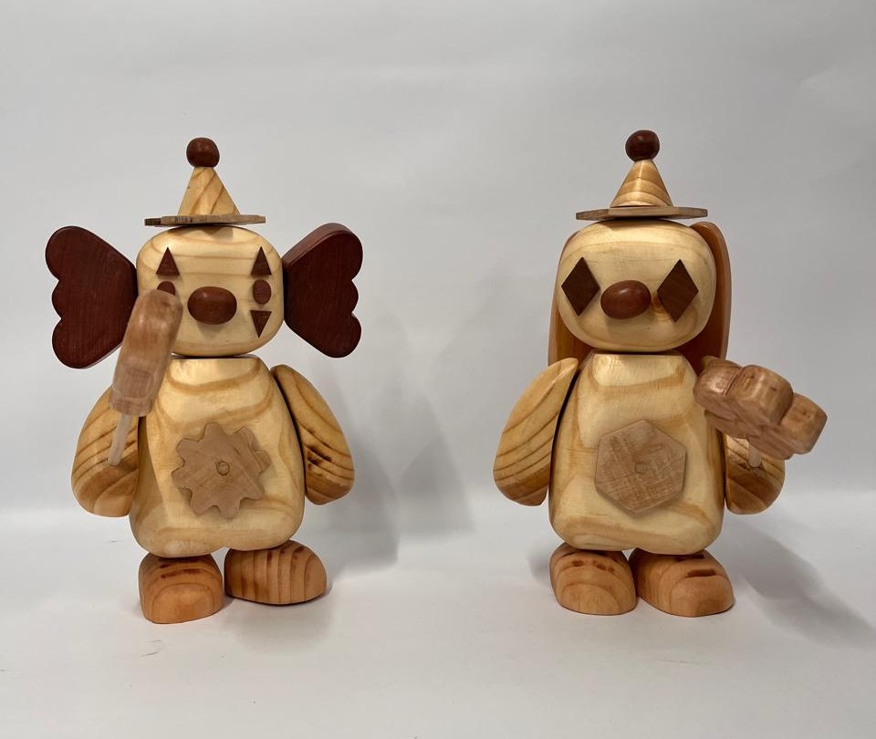 Ori y Luna – Robots de madera con piezas intercambiables